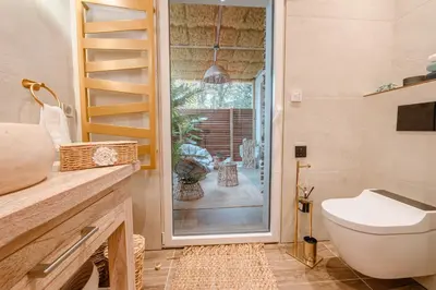 Salle de bains dans l'établissement Suites Romantiques avec Jacuzzi - Marne-La-Vallée - Le Jardin De Vos Secrets