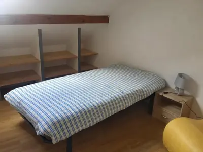Un ou plusieurs lits dans un hébergement de l'établissement Charmant Appartement à Romilly-sur-Seine avec Jardin