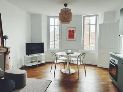 Télévision ou salle de divertissement dans l'établissement Suite Jaurès