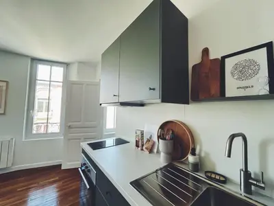 Cuisine ou kitchenette dans l'établissement Suite Jaurès