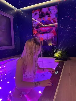 Clients de l'établissement LoveRoom Loft Sensation avec SPA