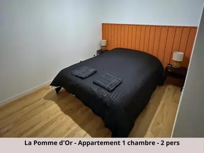 Un ou plusieurs lits dans un hébergement de l'établissement Les Appartements de la Pomme Rouge