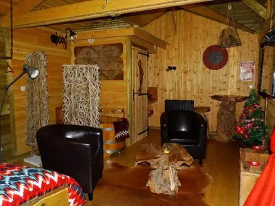 Coin salon dans l'établissement Chalet cosy avec cuisine équipée et terrasse - API-1-52-1088