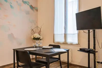 Télévision ou salle de divertissement dans l'établissement suite Tirelire, centre et paisible