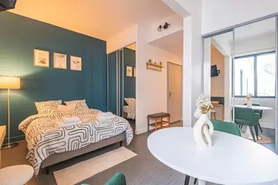 Un ou plusieurs lits dans un hébergement de l'établissement Immi Immobilier - Studio Moderne & Équipé