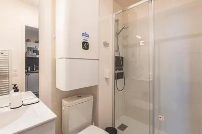 Salle de bains dans l'établissement Immi Immobilier - Studio Moderne & Équipé