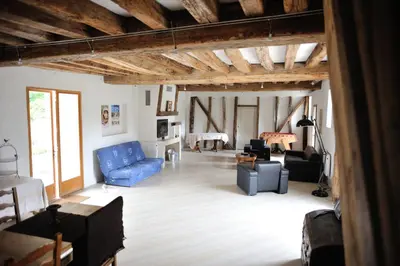 Coin salon dans l'établissement La Bergerie Du Château De Pommeuse