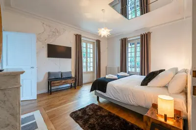 Télévision ou salle de divertissement dans l'établissement Villa Les Roches - Confort & Relaxation
