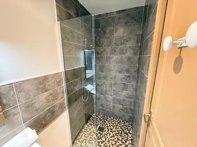 Salle de bains dans l'établissement C Coispine charmant studio en RDC face à la meuse