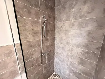 Salle de bains dans l'établissement C Coispine charmant studio en RDC face à la meuse