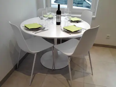 Boissons dans l'établissement Apartment Privathof Barbecue Stadtzentrum Voltaire by Interhome