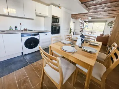 Cuisine ou kitchenette dans l'établissement Appartement Confortable à Coulommiers avec Jardin