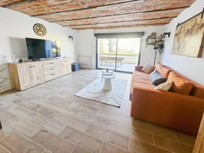 Télévision ou salle de divertissement dans l'établissement Appartement Confortable à Coulommiers avec Jardin