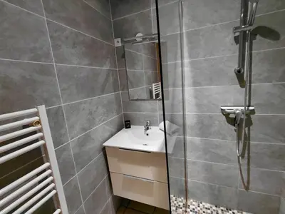 Salle de bains dans l'établissement C Coispine 1 Cosy studio RDC vue sur la Meuse