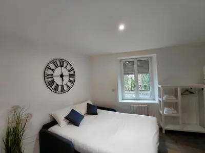 Un ou plusieurs lits dans un hébergement de l'établissement C Coispine 1 Cosy studio RDC vue sur la Meuse