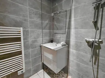 Salle de bains dans l'établissement C Coispine 1 Cosy studio RDC vue sur la Meuse