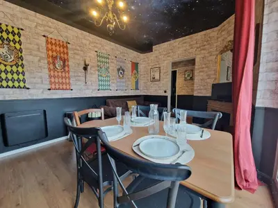 Restaurant ou autre lieu de restauration dans l'établissement Appartement 4 pers - déco magique immersive - centre Reims