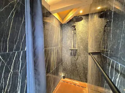 Salle de bains dans l'établissement La Parenthèse Romaine