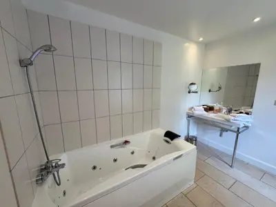 Salle de bains dans l'établissement Le Gite de Caroline - Avec Parking Privé