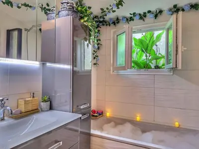 Salle de bains dans l'établissement La Forêt Enchantée - Maison avec cheminée et jardin