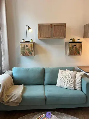 Coin salon dans l'établissement Les nids de Laon Le colibri