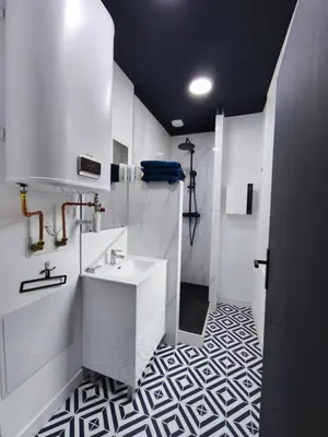 Salle de bains dans l'établissement L'Artiste
