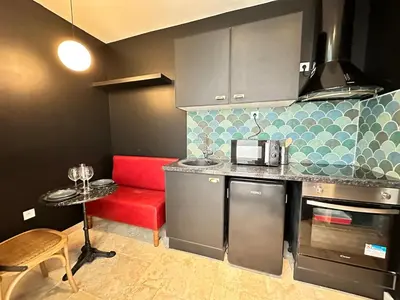Cuisine ou kitchenette dans l'établissement Gatsby appartement confortable jacuzzi & terrasse
