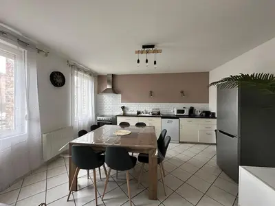 Cuisine ou kitchenette dans l'établissement Maison calme, avec terrasse et parking