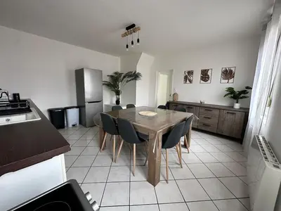 Cuisine ou kitchenette dans l'établissement Maison calme, avec terrasse et parking