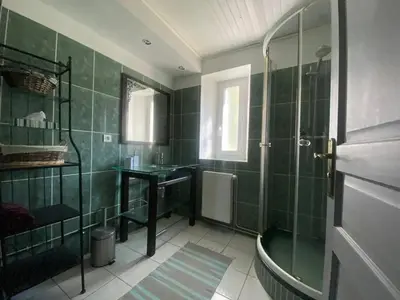 Salle de bains dans l'établissement Maison au jardin à Bannost-Villegagnon