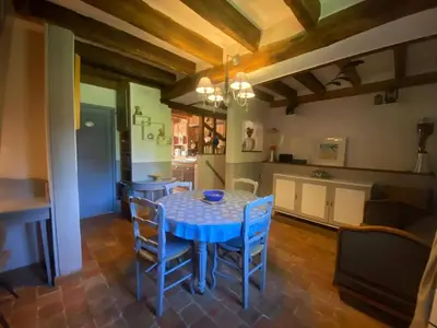 Cuisine ou kitchenette dans l'établissement Maison au jardin à Bannost-Villegagnon