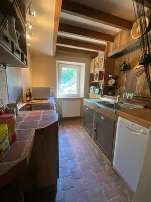Cuisine ou kitchenette dans l'établissement Maison au jardin à Bannost-Villegagnon