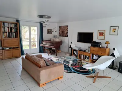 Télévision ou salle de divertissement dans l'établissement Cosy luxury family house & SPA in Champagne