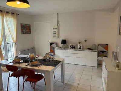 Cuisine ou kitchenette dans l'établissement Maison spacieuse et lumineuse à Pierrefonds