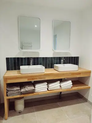 Salle de bains dans l'établissement Saint Marc, corps de ferme champenois