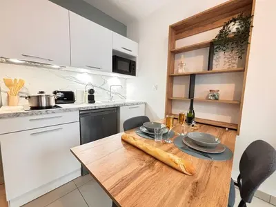 Cuisine ou kitchenette dans l'établissement Le Rainssant studio cocooning en RDC au centre
