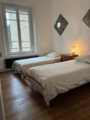 Un ou plusieurs lits dans un hébergement de l'établissement Beautiful 2 bedroom apartment - prime location