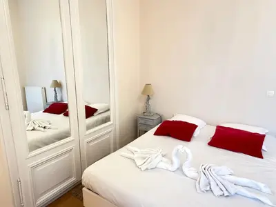 Un ou plusieurs lits dans un hébergement de l'établissement Studio au cœur du château
