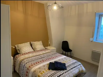 Un ou plusieurs lits dans un hébergement de l'établissement Appartement 3 Pièces en Centre-Ville avec Internet Inclus - FR-1-870-3