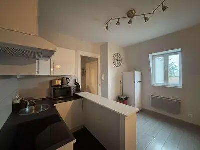 Cuisine ou kitchenette dans l'établissement Appartement 3 Pièces en Centre-Ville avec Internet Inclus - FR-1-870-3