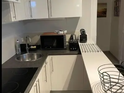 Cuisine ou kitchenette dans l'établissement Appartement 3 Pièces en Centre-Ville avec Internet Inclus - FR-1-870-3