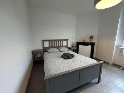 Un ou plusieurs lits dans un hébergement de l'établissement Appartement spacieux et lumineux à Reims - WiFi inclus - FR-1-870-4