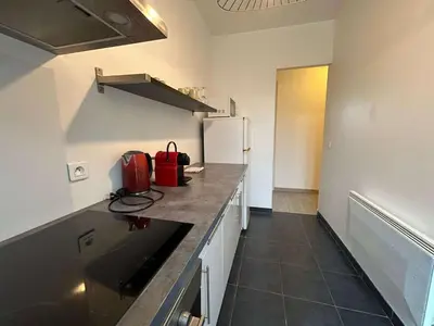 Cuisine ou kitchenette dans l'établissement Appartement spacieux et lumineux à Reims - WiFi inclus - FR-1-870-4