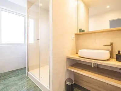 Salle de bains dans l'établissement Élégant Appartement Moderne à Reims avec Climatisation - FR-1-870-13