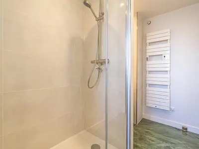 Salle de bains dans l'établissement Élégant Appartement Moderne à Reims avec Climatisation - FR-1-870-13