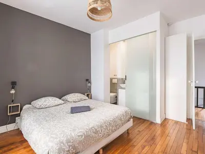 Un ou plusieurs lits dans un hébergement de l'établissement Spacieuse Maison Rénovée près Basilique St-Rémi, 11 Pers, Terrasse - FR-1-870-2