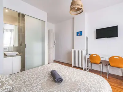 Télévision ou salle de divertissement dans l'établissement Spacieuse Maison Rénovée près Basilique St-Rémi, 11 Pers, Terrasse - FR-1-870-2