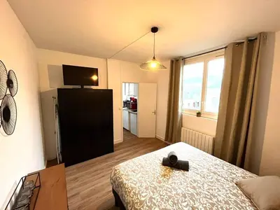 Un ou plusieurs lits dans un hébergement de l'établissement Charmant T2 à Reims, parfait pour couples ou professionnels - FR-1-870-18