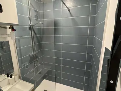 Salle de bains dans l'établissement Charmant T2 à Reims, parfait pour couples ou professionnels - FR-1-870-18