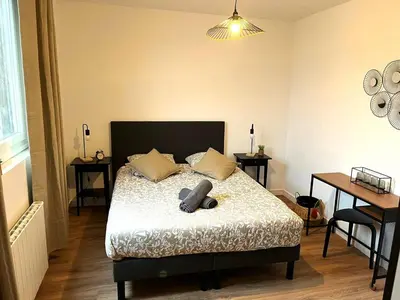 Un ou plusieurs lits dans un hébergement de l'établissement Charmant T2 à Reims, parfait pour couples ou professionnels - FR-1-870-18